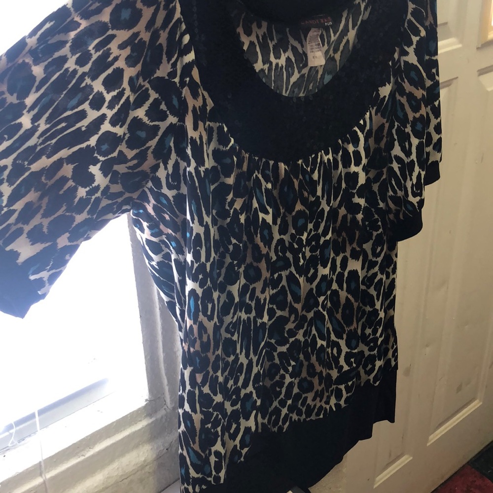 5/$20🎀Leopard top with sequins and a pop of blue.